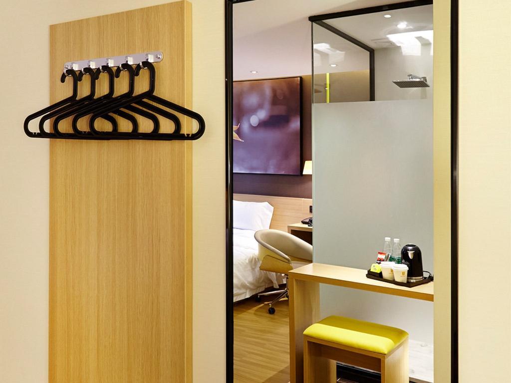 7Days Premium Chongqing Hongqihegou Hotel Room photo