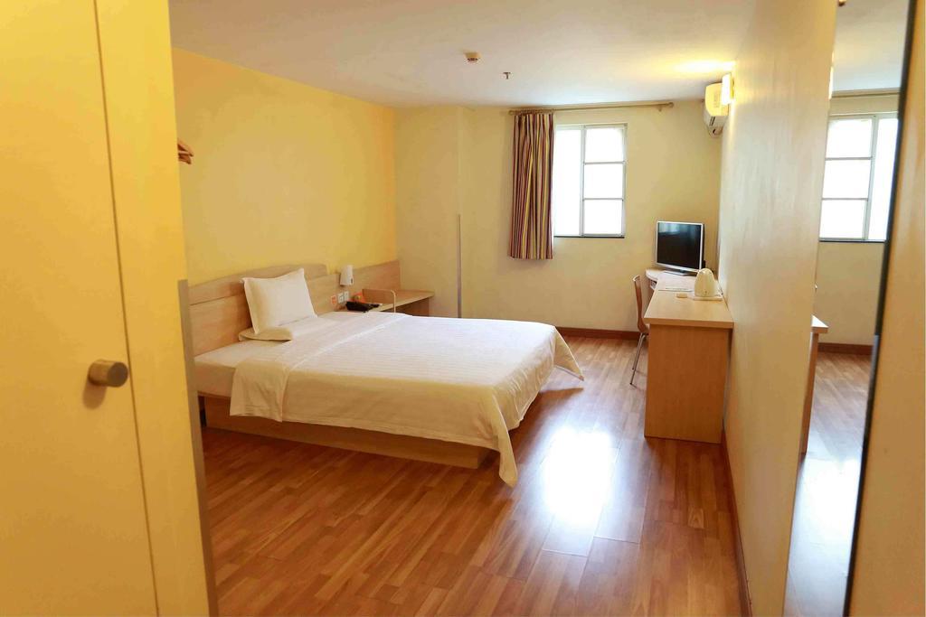 7Days Premium Chongqing Hongqihegou Hotel Room photo