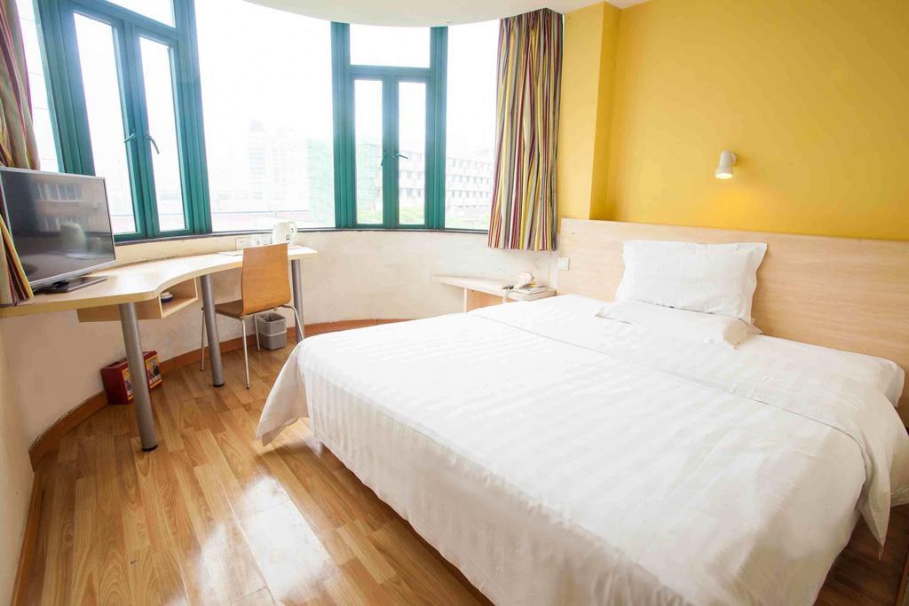 7Days Premium Chongqing Hongqihegou Hotel Room photo